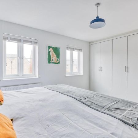 5 Bed House In Gloucester Hucclecote Экстерьер фото