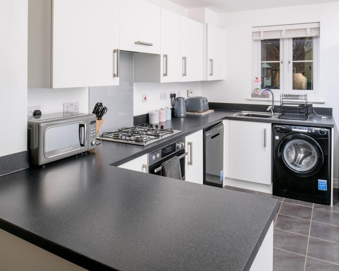 5 Bed House In Gloucester Hucclecote Экстерьер фото