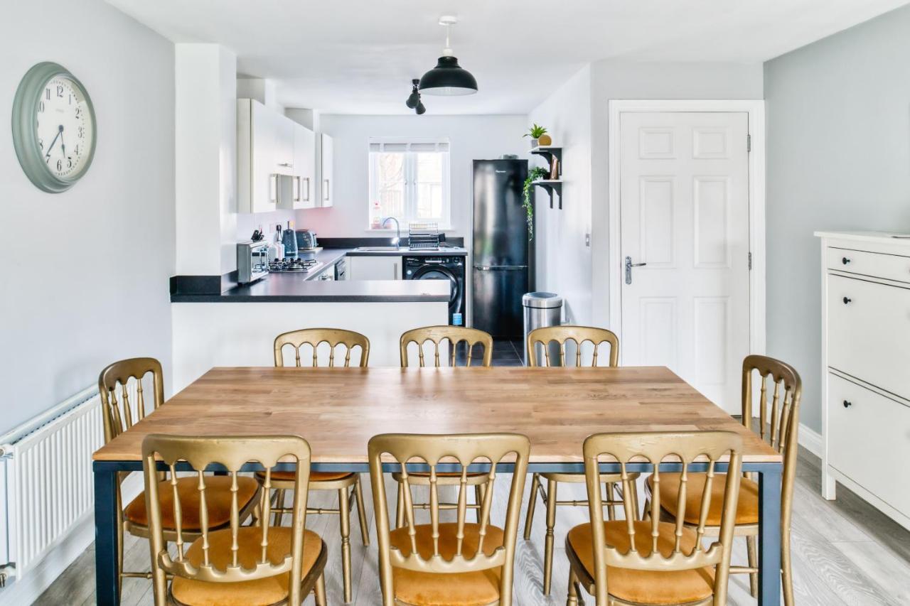 5 Bed House In Gloucester Hucclecote Экстерьер фото