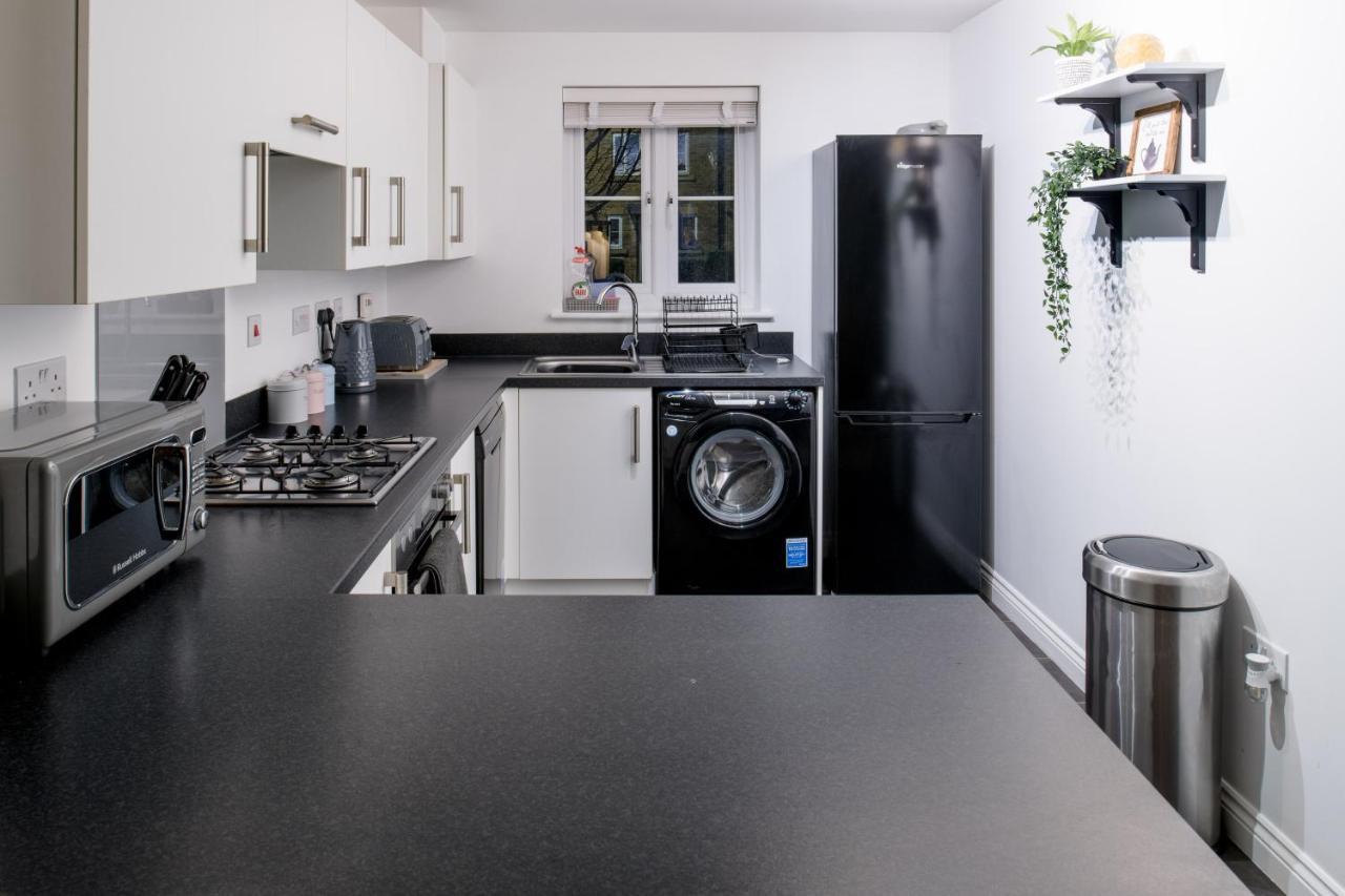 5 Bed House In Gloucester Hucclecote Экстерьер фото