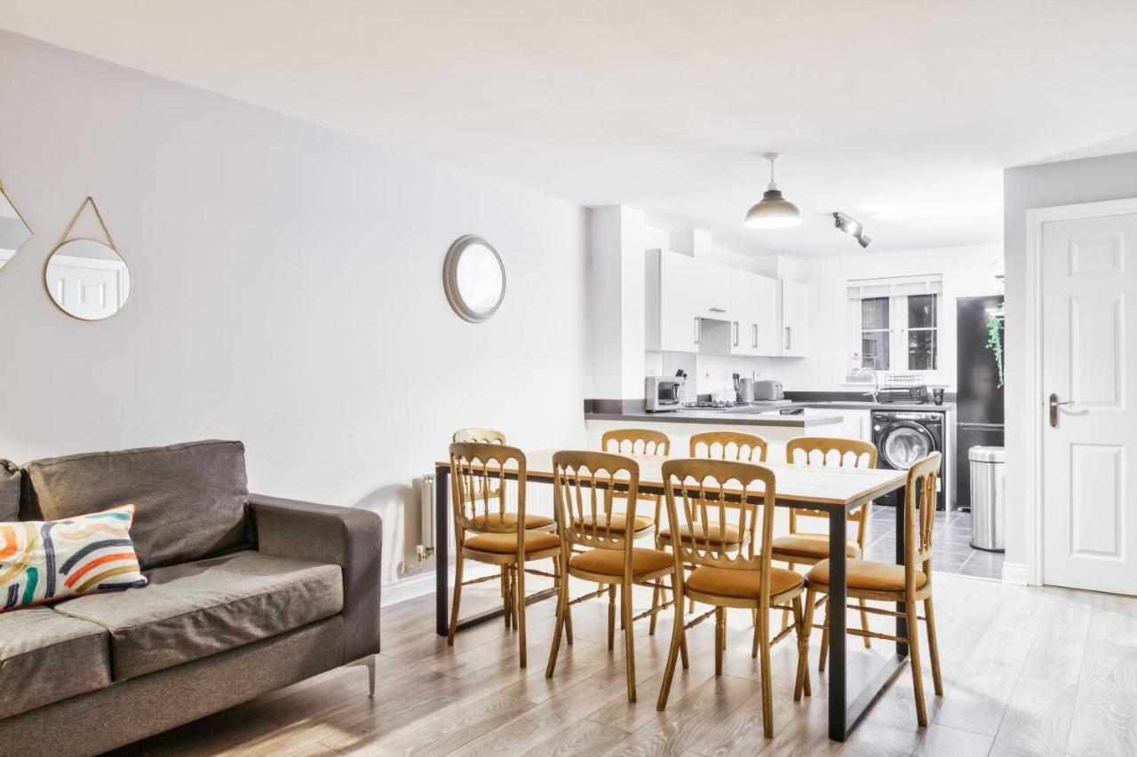 5 Bed House In Gloucester Hucclecote Экстерьер фото
