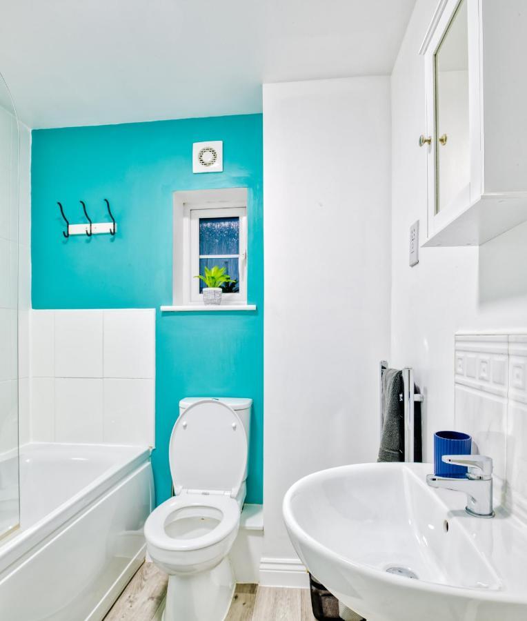 5 Bed House In Gloucester Hucclecote Экстерьер фото