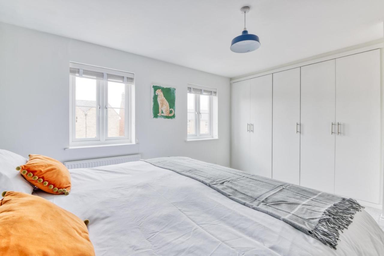 5 Bed House In Gloucester Hucclecote Экстерьер фото