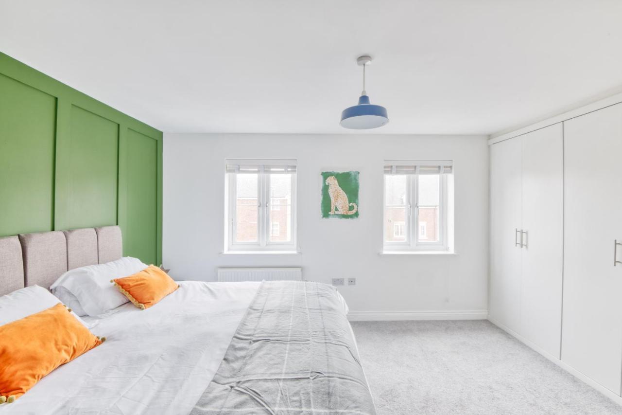 5 Bed House In Gloucester Hucclecote Экстерьер фото